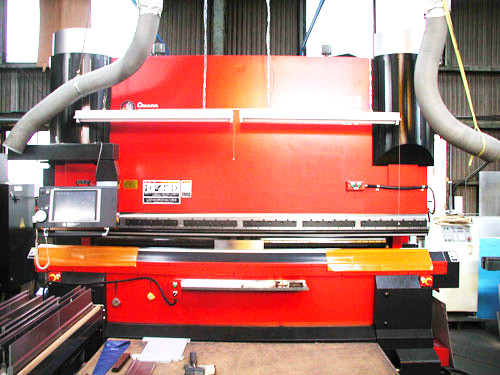 NC付ブレーキプレス（130t、3,000mm）